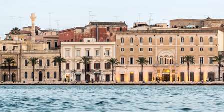Upptäck Brindisi med vattentaxi – en lokal guide