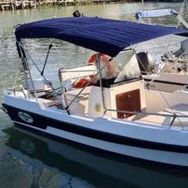 Brindisi: Bootverhuur waarbij je zelf de boot bestuurt