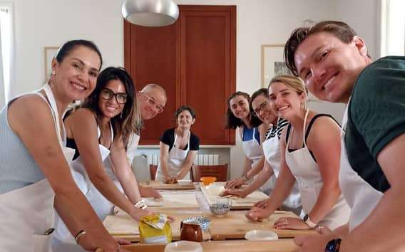 Ostuni: cozinha massas com uma família local no campo!