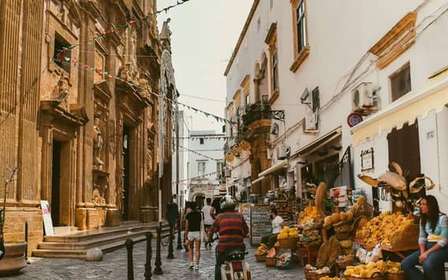 Z Ostuni: Alberobello i Locorotondo z apulijskim aperitifem
