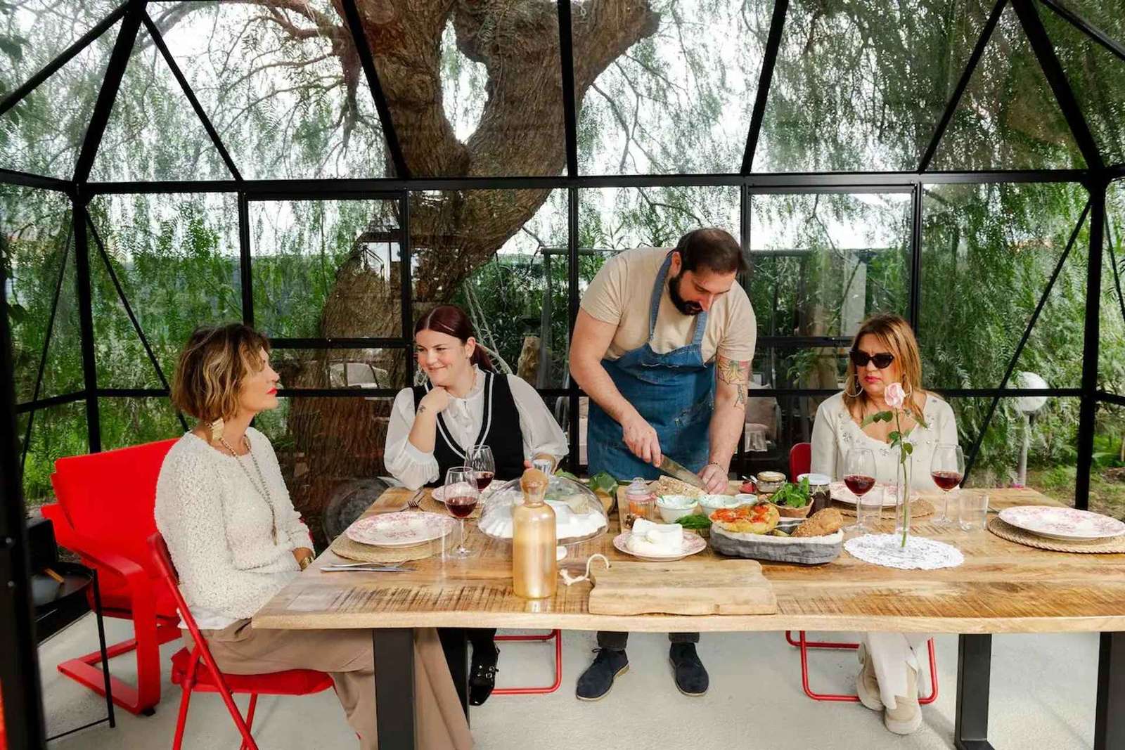 Degustação de queijos da Apúlia, vinho e pão, no campo em Ostuni