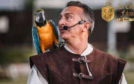 Śniadanie z papugami w Masseria Mazzetta z parkiem zwierząt