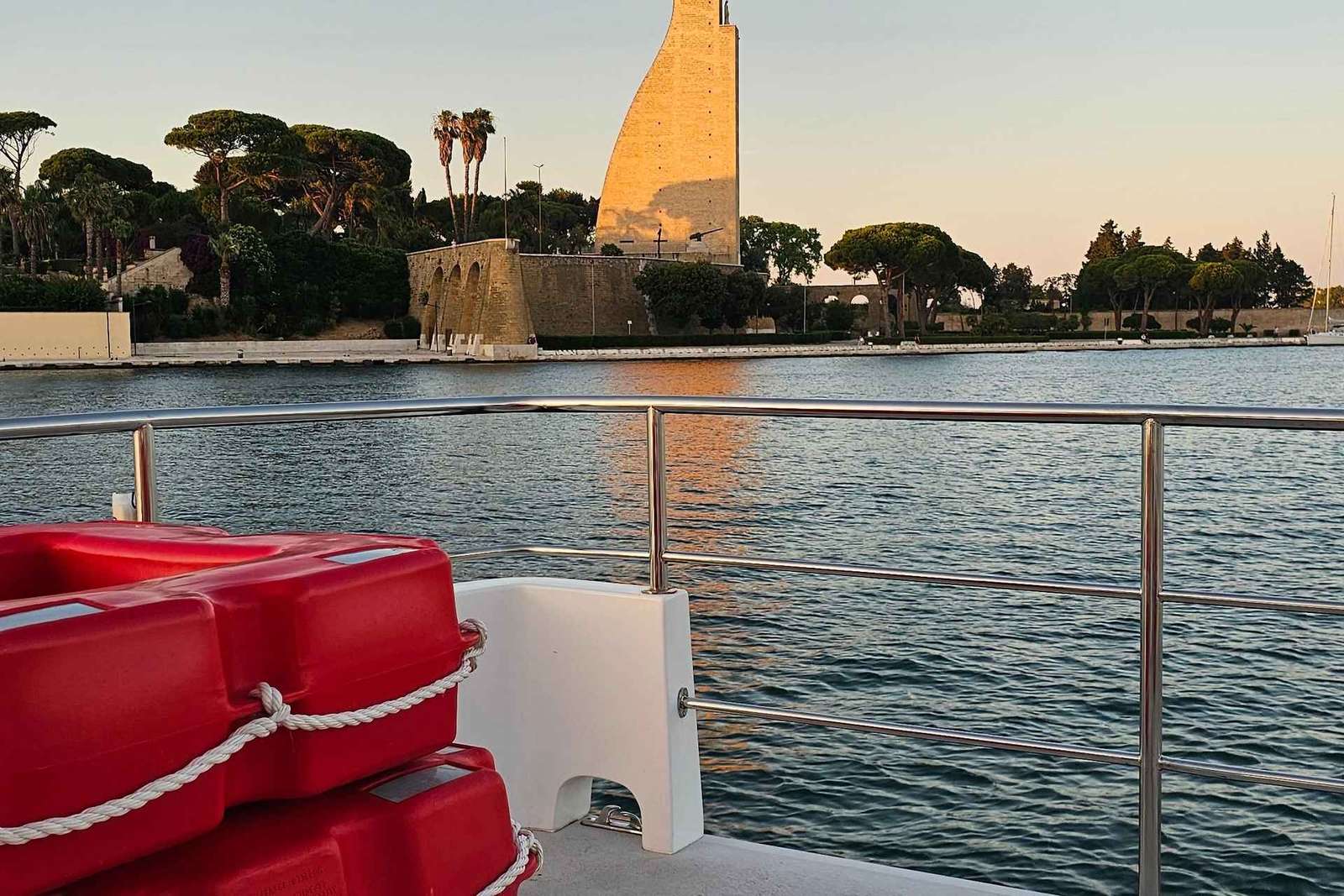 Brindisi: Panoramatour durch den Hafen mit dem Katamaran