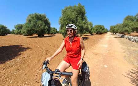 Wycieczka rowerowa w Ostuni. Ogromne drzewa oliwne i skalna wioska