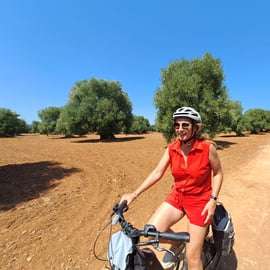 Passeio de E-Bike em Ostuni. Enormes oliveiras e um vilarejo de pedras