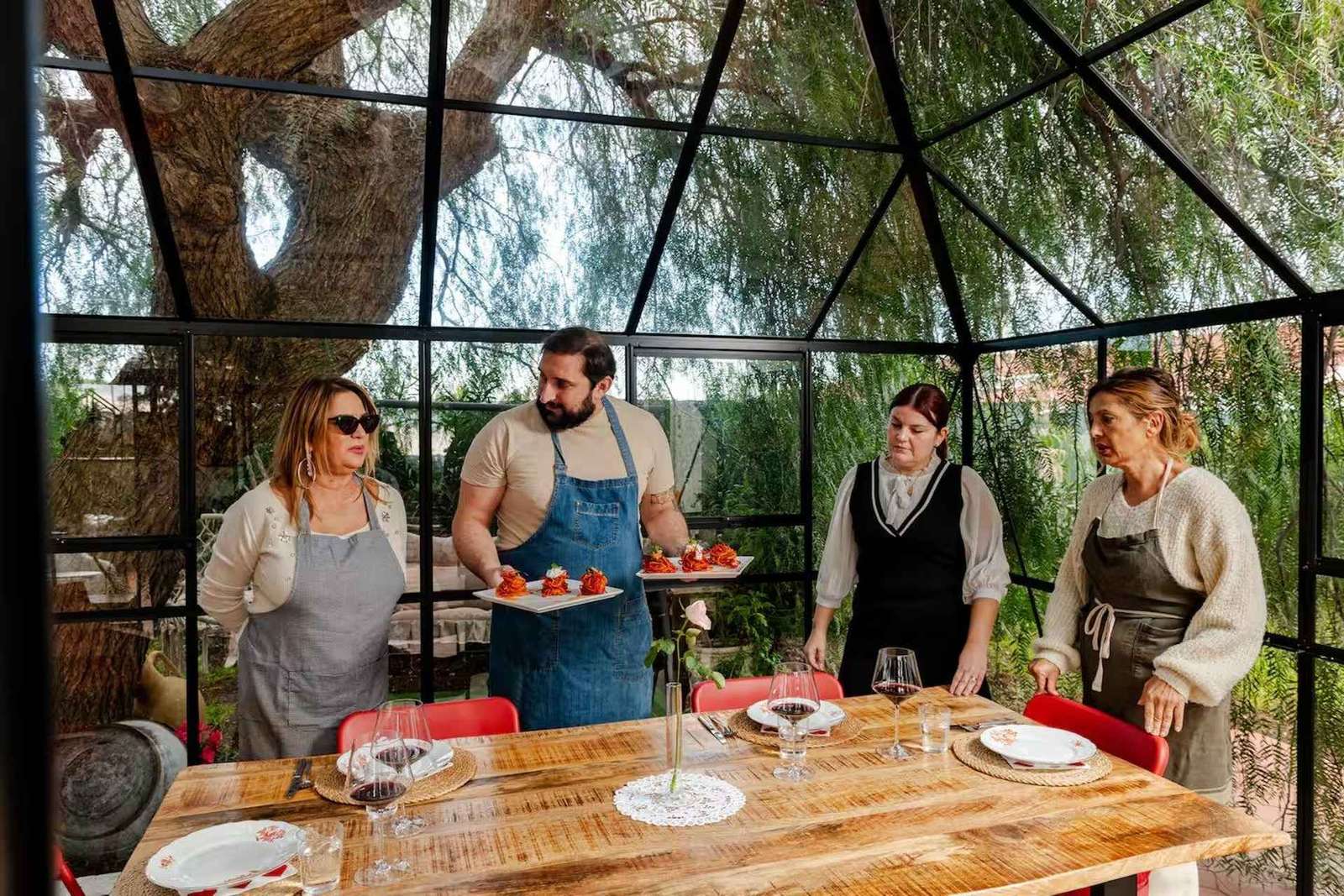 Cooking class: learn "Spaghetti all'assassina" in the countryside in Ostuni