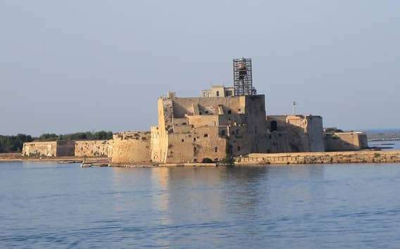 Castello Alfonsino transzferrel, jeggyel és városi hangos útikalauzzal